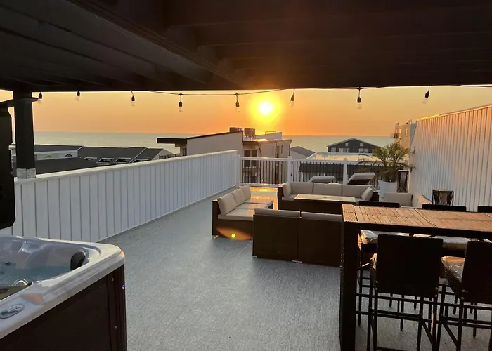 Getaway North - Ocean View Sky Lounge, Hot Tub, Game