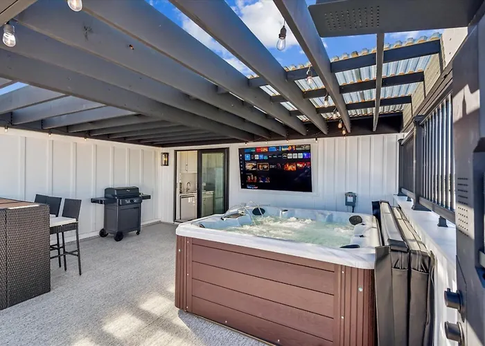 Getaway North - Ocean View Sky Lounge, Hot Tub, Game