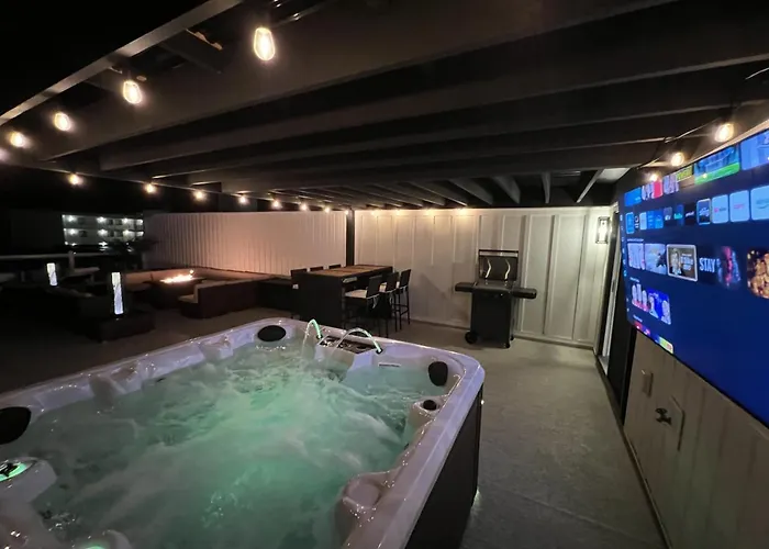 Getaway North - Ocean View Sky Lounge, Hot Tub, Game Holiday home