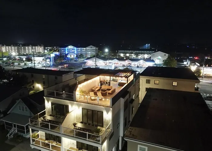Getaway North - Ocean View Sky Lounge, Hot Tub, Game Holiday home