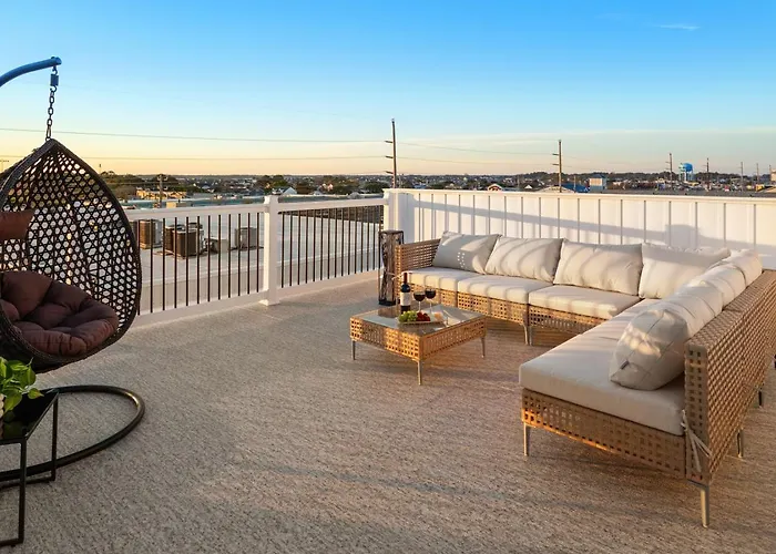 Getaway North - Ocean View Sky Lounge, Hot Tub, Game Holiday home