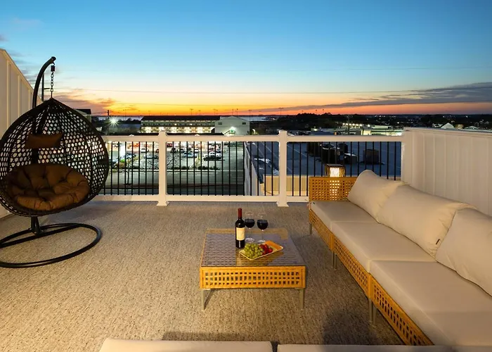 Getaway North - Ocean View Sky Lounge, Hot Tub, Game *