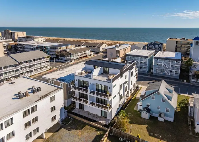 Getaway North - Ocean View Sky Lounge, Hot Tub, Game Holiday home