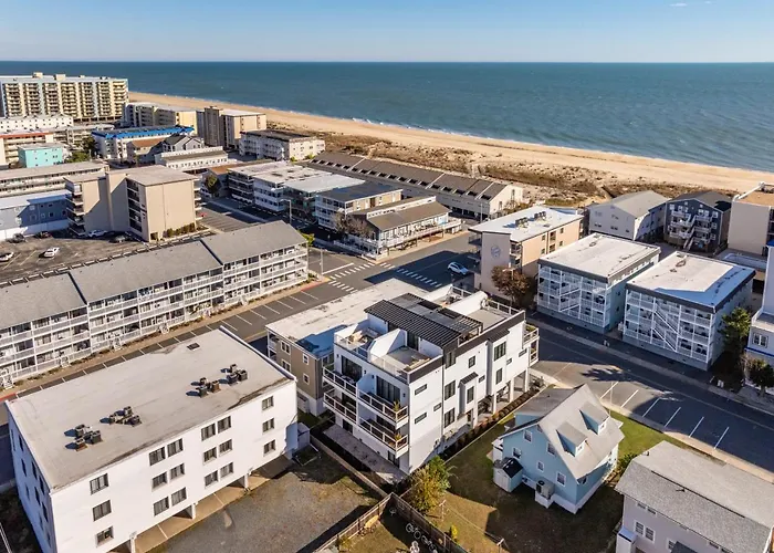 Getaway North - Ocean View Sky Lounge, Hot Tub, Game Holiday home *