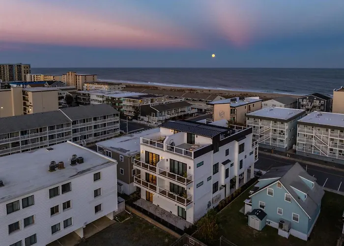 Holiday home Getaway North - Ocean View Sky Lounge, Hot Tub, Game *